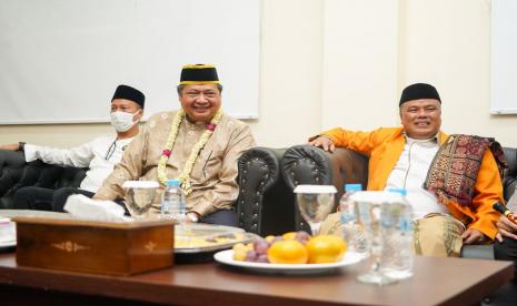 Ketua Umum DPP Partai Golkar Airlangga Hartarto (kiri) saat menghadiri pelantikan pengurus wilayah Majelis Dakwah Islamiah (MDI) Jawa Barat sekaligus peringatan Hari Santri Nasional di Ponpes Salafi Terpadu Darusyifa Al-Fitroh Yaspida Sukabumi, Sabtu (5/11/2022). 