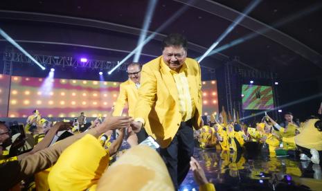 Ketua Umum DPP Partai Golkar Airlangga Hartarto saat menyapa kader di Konser Menjemput Kemenangan Golkar di Bandung, Jawa Barat, Jumat (9/2/2024).