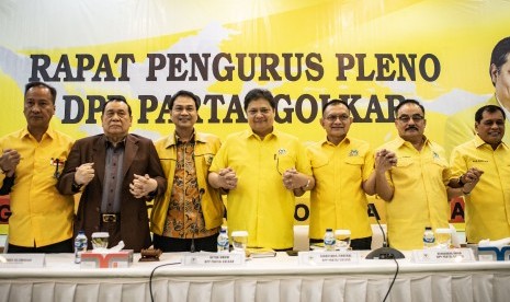 Ketua umum DPP Partai Golkar Airlangga Hartarto (tengah) bersama pengurus DPP Partai Golkar berfoto bersama sebelum memulai rapat pengurus pleno di Kantor DPP Partai Golkar, Slipi, Jakarta, Selasa (5/11/2019). 