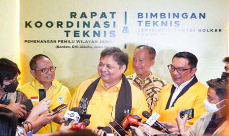 Ketua Umum DPP Partai Golkar Airlangga Hartarto (tengah) bersama Wakil Ketua Umum Bidang Penggalangan Pemilih Golkar Ridwan Kamil (kanan).