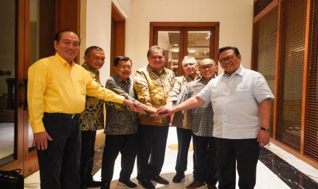 Ketua Umum DPP Partai Golkar Airlangga Hartarto (tengah) bersama sesepuh Partai Golkar, Jusuf Kalla, Agung Laksono, Aburizal Bakrie, Muhamad Hatta, dan Theo Sambuaga di Darmawangsa Hotel, Kebayoran Baru, Jakarta Selatan, dalam keterangan, Jumat (4/8/2023). 