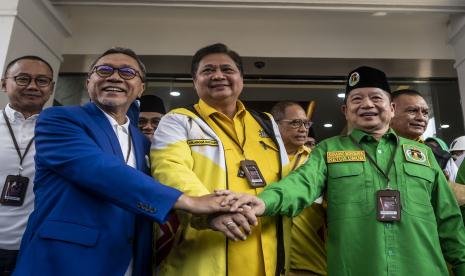 Ketua Umum DPP Partai Golkar Airlangga Hartarto (tengah), Ketua Umum DPP PAN Zulkifli Hasan (kiri), dan Ketua Umum DPP PPP Suharso Monoarfa (kanan) bertumpu tangan bersama usai melakukan Pendaftaran Partai Politik Calon Peserta Pemilu tahun 2024 di kantor KPU, Jakarta Pusat, Rabu (10/8/2022).