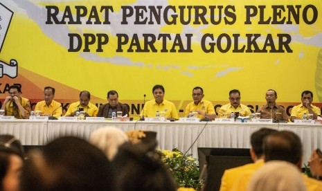 Ketua umum DPP Partai Golkar Airlangga Hartarto (tengah) memimpin rapat pengurus pleno di Kantor DPP Partai Golkar, Slipi, Jakarta, Selasa (5/11/2019).