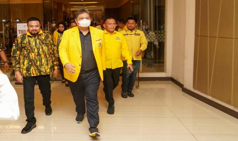 Ketua Umum DPP Partai Golkar Airlangga Hartarto berjalan memasuki tempat acara Silaturahim Nasional Koalisi Indonesia Bersatu (KIB) di Hotel Dalton, Makassar, Ahad (6/11/2022).