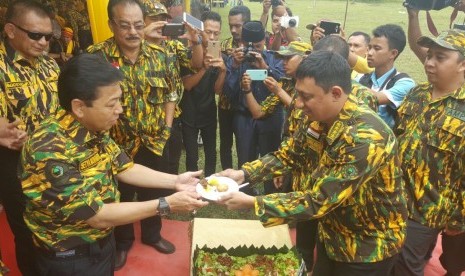 Ketua Umum DPP Partai Golkar Setya Novanto (kiri) menutup acara Jambore Diklat Kader Belanegara dan Siaga Karya Angkatan Muda Partai Golkar (AMPG) tingkat Provinsi Riau, Senin (13/2). 