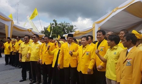 Ketua Umum DPP Partai Golkar Setya Novanto melantik pengurus DPD Kalimantan Selatan yang dipimpin H Sahbirin Noor di Lapangan Pematang Gambut Banjar, Sabtu, (4/3).