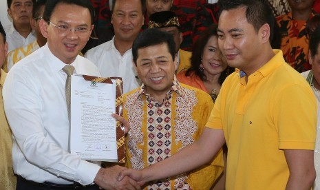 Ketua DPD Partai Golkar DKI Jakarta Fayakhun Andriadi (kanan) 