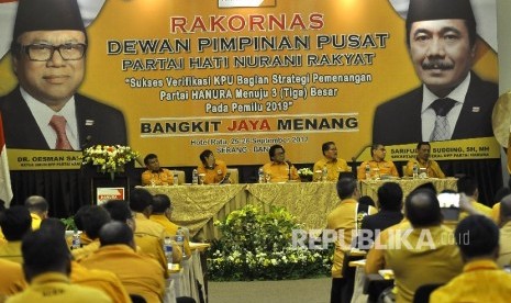 Ketua Umum DPP Partai Hanura Oesman Sapta Odang (ketiga kiri) bersama Wakil Ketua Umum DPP Hanura Nurdin Tampubolon (kiri) , Daryatmo (ketiga kanan), Gede Pasek Suardika (kanan), Sekjen DPP Hanura Syarifuddin Sudding (kedua kiri) dan Bendahara Umum DPP Hanura Zulnahar Mulyadi (kedua kanan) saat Rapat Koordinasi Nasional (Rakornas) Partai Hanura di Hotel Ratu, Serang, Banten, Senin (25/9). 