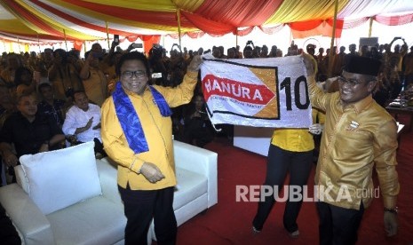 Ketua Umum DPP Partai Hanura Oesman Sapta Odang (kiri) didampingi Ketua DPD Hanura Banten Eli Mulyadi (kanan) membentangkan bendera hanura saat atraksi debus pada peresmian gedung Dewan Pimpinan Daerah (DPD) Partai Hati Nurani Rakyat (Hanura) Provinsi Banten, di Jl.Syeikh Nawawi Al-Bantani, Kota Serang, Senin (25/9)