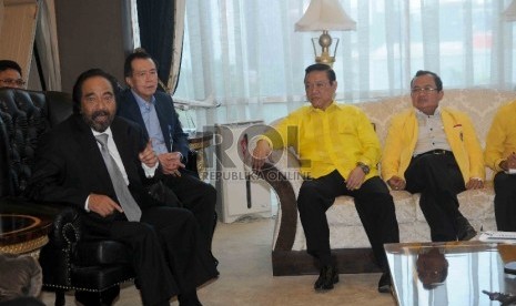 Ketua Umum DPP Partai Nasdem Surya Paloh, (kiri) menerima kedatangan Ketua Umum DPP Partai Golkar usai pengesahan Menkumham, Agung Laksono (kedua kanan) dan Wakil Ketua Umum Golkar, Priyo Budi Santoso (kanan) serta pengurus Partai Golkar versi munas Ancol 