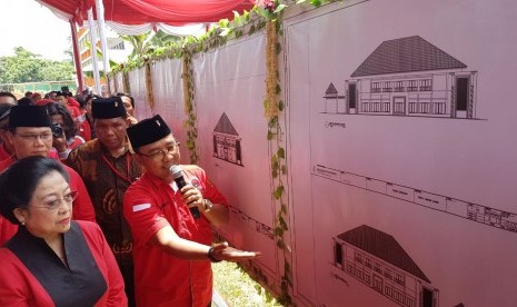  Ketua Umum DPP PDI Perjuangan Megawati Soekarnoputri hadir di Banten untuk meresmikan pembangunan gedung serbaguna di area kantor DPD PDIP Banten di Kota Serang, Rabu (1/11).