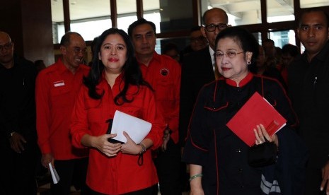 Ketua Umum DPP PDI Perjuangan Megawati Soekarnoputri (kanan), Ketua DPP PDIP Puan Maharani (kiri) berjalan saat akan memberi pembekalan calon ketua wakil ketua DPRD kota/kabupaten dan provinsi PDI Perjuangan seluruh Indonesia,Jakarta, Rabu (13/8)