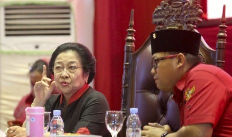 Ketua Umum DPP PDI Perjuangan Megawati Soekarnoputri (kiri) berbincang dengan Ketua DPD PDI Perjuangan Provinsi Sumsel Giri Ramanda N Kiemas (kanan) 