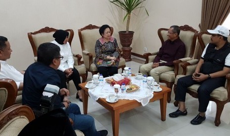 Ketua Umum DPP PDI Perjuangan Megawati Soekarnoputri mekakukan silaturahmi dengan sejumlah kepala daerah Jawa Timur serta tokoh Jawa Timur Dahlan Iskan di ruang VIP bandara Djuanda Surabaya, Jawa Timur, Senin (11/9).