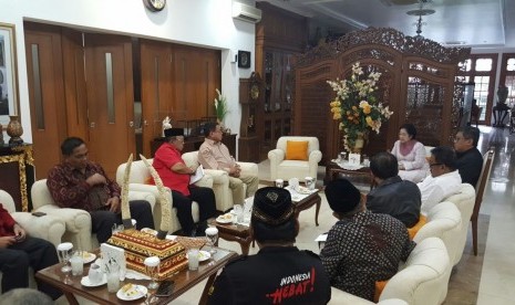 Ketua Umum DPP PDI Perjuangan Megawati Soekarnoputri menerima dan melakukan dialog dengan kepala daerah terpilih yang diusung PDIP pada Pilkada Aceh 2017.