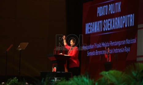 Ketua Umum DPP PDI Perjuangan Megawati Soekarnoputri menyampaikan pidato sambutannya pada pembukaan Rapat Kerja Nasional Partai Demokrasi Indonesia Perjuangan (PDI-P) di Jakarta International Expo (JIExpo), Kemayoran, Jakarta, Ahad (10/1). 