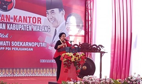 Ketua Umum DPP PDI Perjuangan Megawati Soekarnoputri meresmikan Kantor DPC PDIP Kabupaten Malang di Jalan Wonosari, Kepanjen, Ahad (10/9).