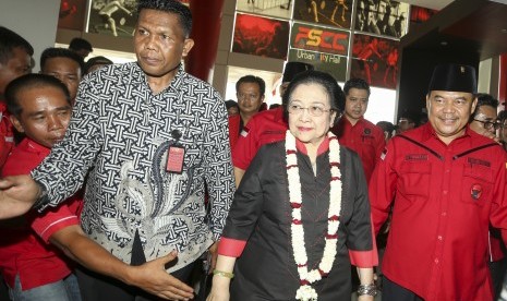 Megawati Soekarnoputri (tengah)