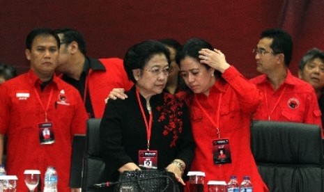 Ketua Umum DPP PDI Perjuangan, Megawati Sukarnoputri (kiri) berdiskusi dengan Ketua DPP Bidang Politik PDIP, Puan Maharani (kanan)