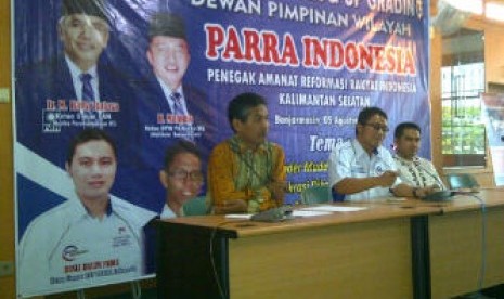 Ketua Umum DPP Penegak Amanat Reformasi Rakyat (PARRA) Indonesia, Rusli Halim Fadli (tengah) dalam diskusi politik bertema 