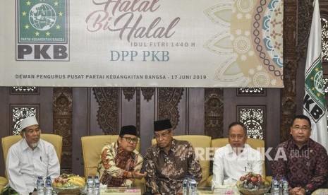 Ketua Umum DPP PKB Muhaimin Iskandar (kedua kiri) berbincang dengan Ketua Umum PBNU KH Said Aqil Siroj (tengah) disaksikan Menristekdikti Mohamad Nasir (kedua kanan), Mendes PDTT Eko Putro Sandjojo (kanan), dan anggota Dewan Syura DPP PKB KH Abdul Ghofur (kiri) saat Halal Bihalal Partai Kebangkitan Bangsa di DPP PKB, Jakarta, Senin (17/6).