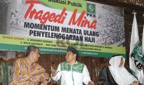 Ketua Umum DPP PKB Muhaimin Iskandar (tengah) berbincang dengan Mantan Dirjen PHU Kemenag Anggito Abimayu (kiri) disaksikan oleh Duta Besar Saudi Arabia untuk Indonesia Mustafa Ibrahim A. Al-Mubarak pada acara Diskusi Publik “Tragedi Mina” di Jakarta, Kami