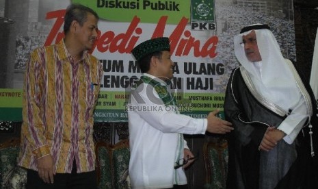 Ketua Umum DPP PKB Muhaimin Iskandar (tengah) bersalaman dengan Duta Besar Saudi Arabia untuk Indonesia Mustafa Ibrahim A. Al-Mubarak (kanan) disaksikan Mantan Dirjen PHU Kemenag Anggito Abimayu usai acara Diskusi Publik “Tragedi Mina” di Jakarta, Kamis (1