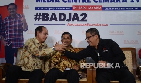 Ketua Umum DPP PPP Djan Faridz, bersama Sekjen DPP Partai Golkar Idrus Marham, dan Sekjen PDI Perjuangan Hasto Kristiyanto (dari kiri ke kanan) bersalaman seusai memberikan keterangan kepada wartawan di Media Centre Badja, Jakarta, Selasa (18/4). 