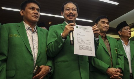 Ketua Umum DPP PPP Djan Faridz (kedua kiri) didampingi Sekjen PPP Dimyati Natakusuma (ketiga kiri) beserta pengurus lainnya memberikan keterangan pers usai bertemu Menteri Hukum dan HAM Yasonna H Laoly di kantor Kemenkumham, Jakarta, Rabu (23/11). 