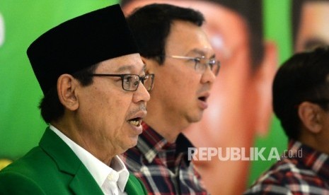 Ketua Umum DPP PPP Djan Faridz (kiri) bersama Gubernur DKI Jakarta Basuki Tjahaja Purnama atau Ahok mendatangi pada dukungan deklarasi Pilkada DKI Jakarta di Gedung DPP PPP Djan Faridz di Jakarta, Senin (17/10). 