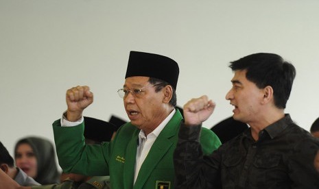 Ketua Umum DPP PPP Djan Faridz (kiri) didampingi Sekjen Dimyati Natakusumah (kanan) mengacungkan kepalan tangan saat pelantikan dan musyawarah kerja nasional Angkatan Muda Ka'bah di Kantor DPP PPP Jakarta, Jumat (13/11).