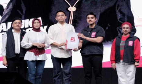 Ketua Umum DPP PSI, Kaesang Pangarep menyerahkan surat rekomendasi Pilwakot Solo 2024 kepada pasangan Sri Paduka Mangkoenagoro X alias Gusti Bhre dan Astrid Widayani.