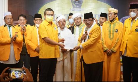 Ketua Umum DPP Satkar Ulama Indonesia, HM Idris Laena bersama Ketua DPP Partai Golkar Erwin Aksa dana ulama di Bekasi, Jawa Barat.