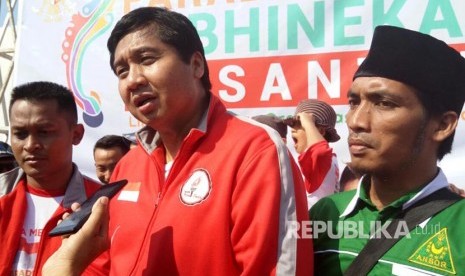 Ketua Umum DPP Taruna Merah Putih Maruarar Sirait (Tengah) usai membuka kegiatan Parade Kebhinekaan Nusantara Lintas Agama, Komunitas, Organisasi, Budaya dan Agama di Jalan Raya Perumnas 2, Kecamatan Parungpanjang, Kabupaten Bogor, Ahad (27/8).