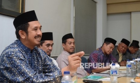 Ketua umum DPP Wahdah Islamiyah Muhammad Zaitun Rasmin (kiri) beserta pengurus lainnya berbicara saat bersilaturahim ke kantor harian Republika di Jaktarta, Kamis ( 2/6).