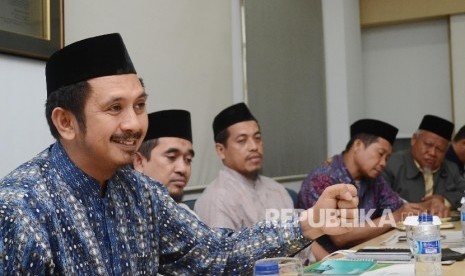 Ketua umum DPP Wahdah Islamiyah Muhammad Zaitun Rasmin (kiri) beserta pengurus lainnya berbicara saat bersilaturahim ke kantor harian Republika di Jaktarta, Kamis ( 2/6).