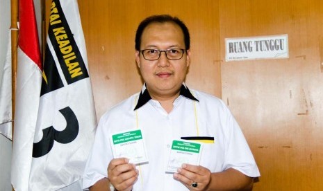 Ketua Umum DPW PKS DKI Jakarta periode 2010-2015 Selamat Nurdin memberikan hak suaranya pada Pemilihan Umum Internal PKS, di Kantor DPD PKS Jakarta Timur, Ahad (4/10). 