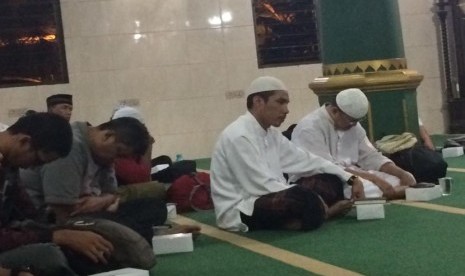 Ketua Umum DPW PKS DKI Jakarta Sakhir Poernomo ikut hadir dalam kegiatan Sholat Tahajjud bersama kader dan simpatisan PKS Jatinegara. 