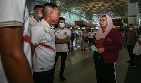 Ketua Umum Federasi Panjat Tebing Indonesia (FPTI) Yenny Wahid (kanan) berbincang dengan atlet panjat tebing Indonesia belum lama ini.  