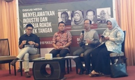 Ketua Umum Federasi Serikat Pekerja Rokok Tembakau Makanan dan Minuman (FSP RTMM), Sudarto (ketiga kiri).