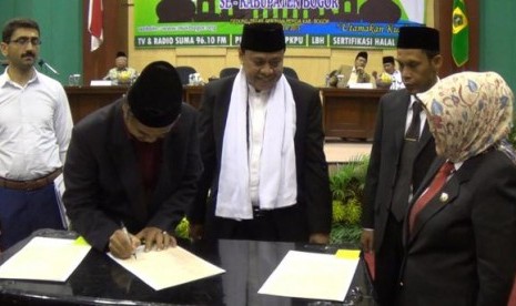 Ketua Umum Forum Notariat Indonesia Burhanuddin Husaini menandatangai MoU dengan Ketua Umum MUI Kabupaten Bogor Dr KH Ahmad Mukri Ajie 