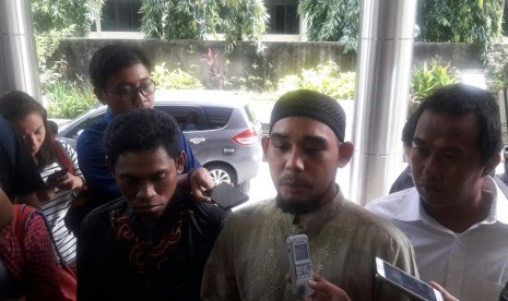 Chairman of Forum of Muslim United Rahmat Himran reports artist Joshua Suherman to  National Police Criminal Investigation Unit (Bareskrim) on Tuesday (January 9).