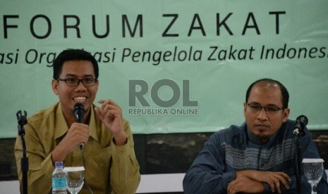 Ketua Umum Forum Zakat (FOZ) Nur Efendi (kiri) didampingi Sekjen FOZ Muh Sabeth Abilawa.  