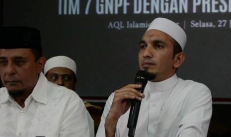 Ketua Umum Front Pembela Islam (FPI) KH Ahmad Sobri Lubis (kanan).