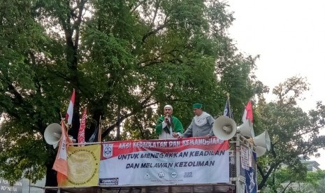 Ketua Umum Front Pembela Islam (FPI) Sobri Lubis saat berorasi di depan Kementerian Pertahanan, Jakarta Pusat, Kamis (27/6).