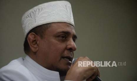 Ketua Umum Gerakan Nasional Pengawal Fatwa (GNPF) Ulama Yusuf Muhammad Martak (kedua kiri) memberikan keterangan kepada media dalam Ijtima Ulama ke II di Jakarta, Ahad (16/9).