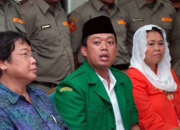 Ketua Umum Gerakan Pemuda (GP) Ansor, Nusron Wahid (tengah), memberika keterangan kepada wartawan terkait penjagaan gereja di seluruh Ibu Kota, Kamis (21/4).