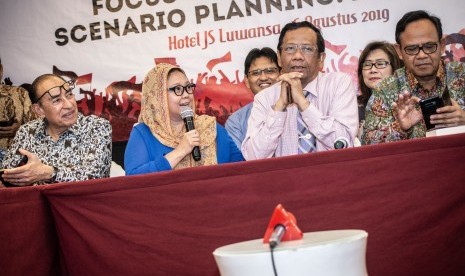 Ketua Umum Gerakan Suluh Kebangsaan Mahfud MD (kedua kanan) bersama sejumlah tokoh bangsa memberikan ketengan pers tentang kasus hoax dan politik identitas dalam Pemilu 2019, di Jakarta, Jumat (16/8/2019).