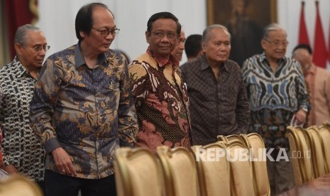 Ketua Umum Gerakan Suluh Kebangsaan Mahfud MD (tengah) bersama sejumlah tokoh dan budayawan mengikuti pertemuan dengan Presiden Joko Widodo di Istana Merdeka, Jakarta, Kamis (26/9/2019). 