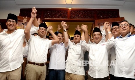 Ketua Umum Gerindra Prabowo (keempat kiri) bersama Cawagub DKI Jakarta Sandiaga Uno, Cagub DKI Jakarta Anies Baswedan, Ketua Umum Perindo Hari Tanoe Sudibyo, Presiden PKS Sohibul Iman, Ketua Umum PAN Zulkifli Hasan (dari kiri) saat menggelar konferensi pers di Posko Pemenangan Paslon Anies-Sandi Kertajaya, Jakarta, Rabu (19/4). 